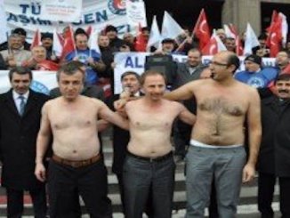 TCDD Çalışanları Genel Müdürlük Önünde Çıplak Eylem Yaptılar - RayHaber