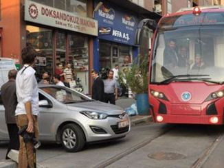 Yerli Tramvay İpekböceği İlk Günde Park Engeline Takıldı - RayHaber