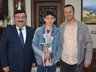 Şampiyon Kayakçı Utku Batın Öztürk Başkan Kocatepe’yi Ziyaret Etti - RayHaber