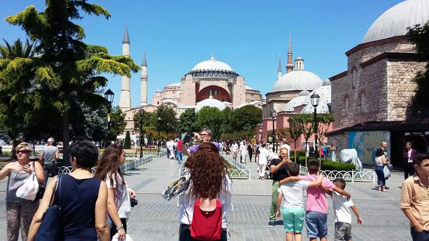 Туры в стамбул в апреле. Turizm Турции. Стамбул Турция туристы. Истанбул туристы. Стамбул экскурсии 2023.