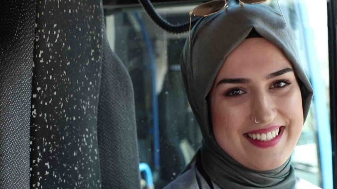Gümülcine Şehir Otobüslerinin İlk Kadın Sürücüsü Direksiyonda - RayHaber