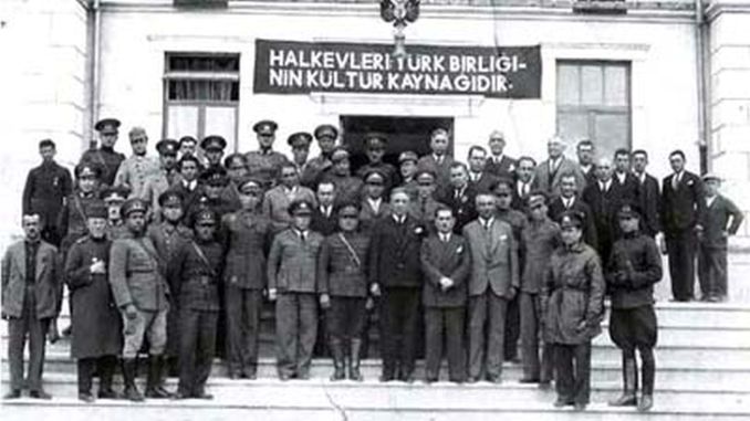 Tarihte Bugün : Halkevleri Kapatıldı ve Malları Hazine'ye Devredildi - RayHaber