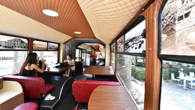 izmirin eski otobusleri hurda degil kafe oluyor