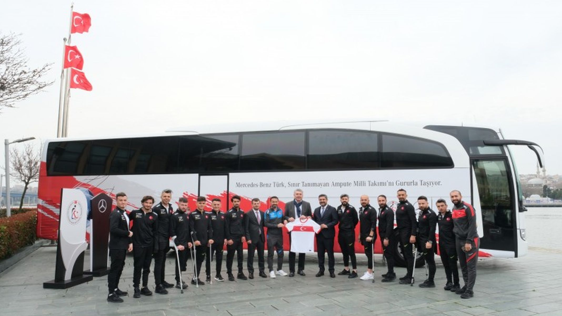 Mercedes-Benz Türk, Amputee futbol milli takımının resmi ulaşım sponsorudur.