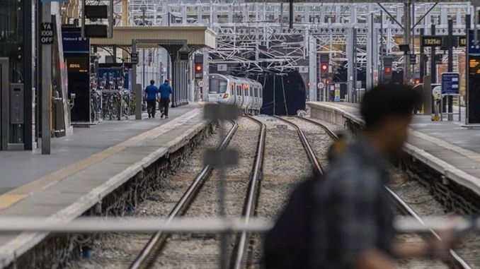 İngiltere'de Demiryolu İşçileri Kasım'da Yeniden Greve Gidecek - RayHaber