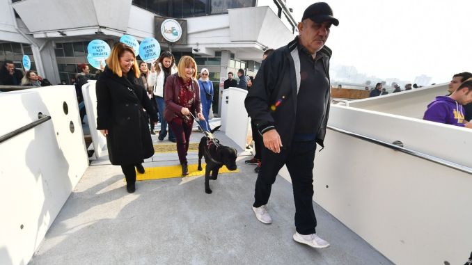 Rehber Köpekler Toplu Ulaşımda - RayHaber