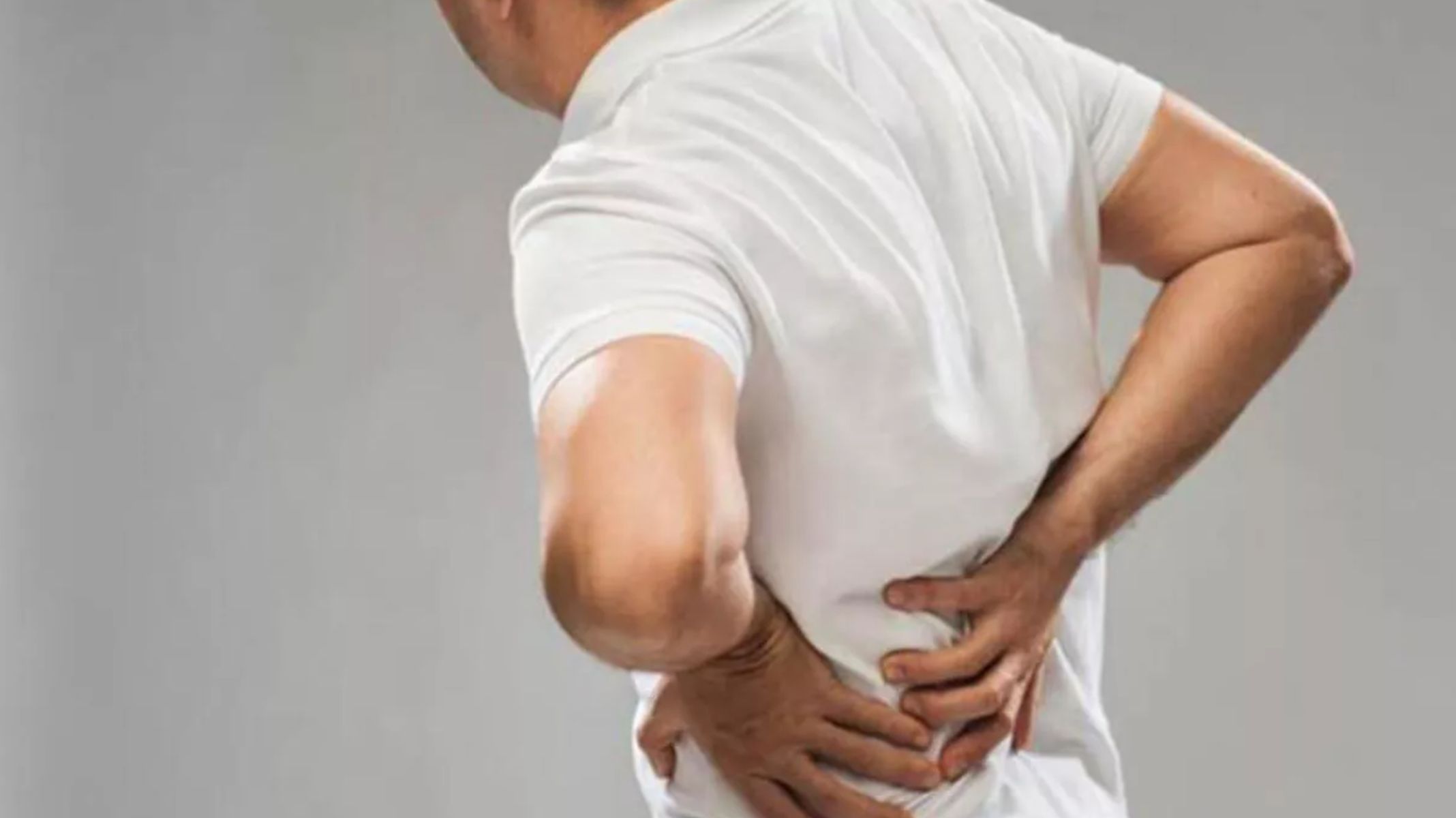 Болит спина справа у мужчины. Болит правый бок со спины. Болит бок при наклоне. Боль в боку при наклоне. Болит правый бок со спины и тошнит.