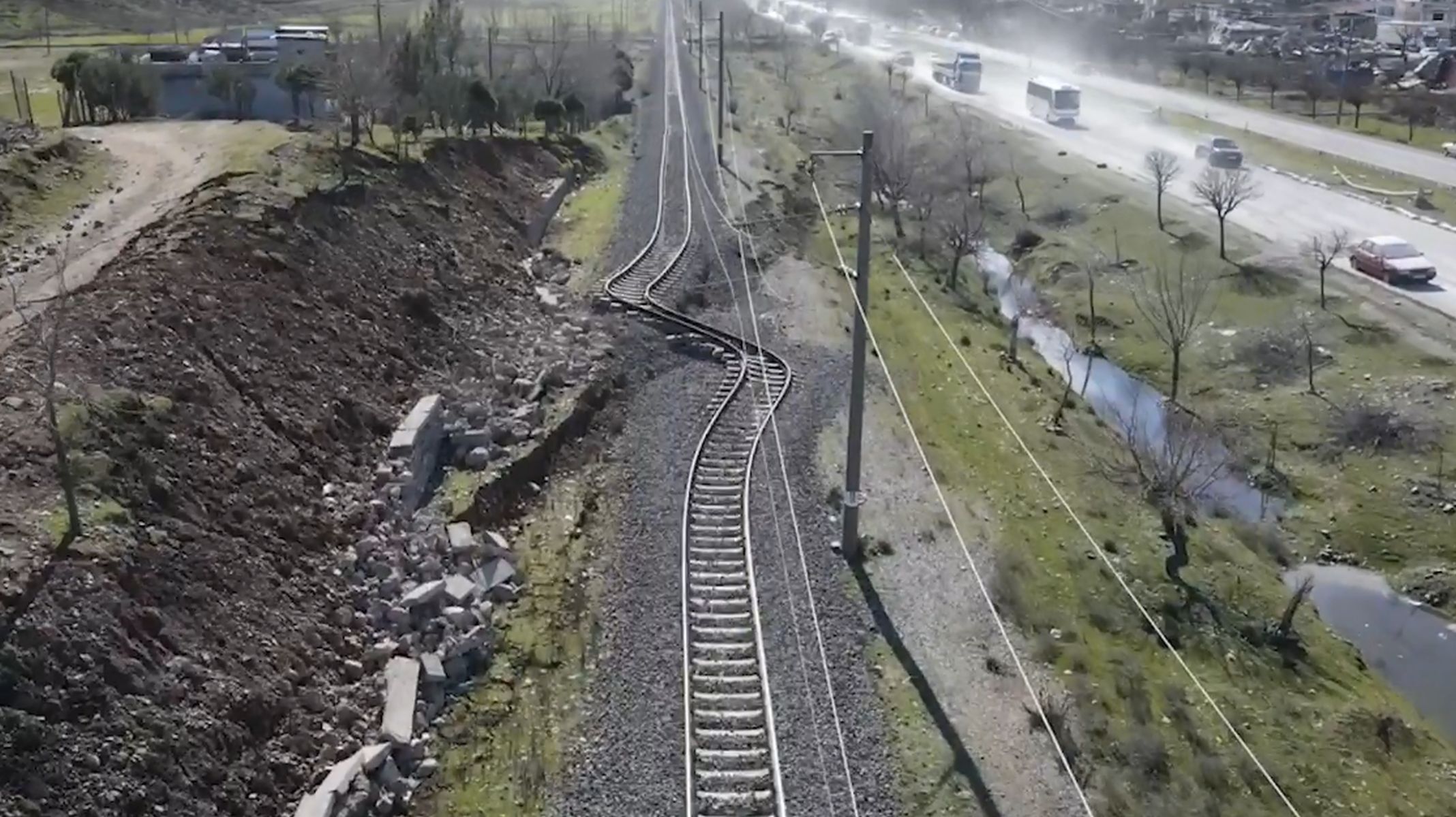 Как поворачивает поезд. Поезд на рельсах. Железная дорога. Искривление железнодорожных путей после землетрясения в Таншане.