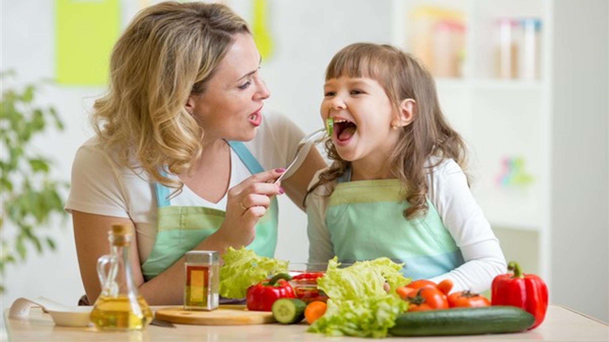 Мама предложила дочь. Питание детей. Еда для детей. Правильное питание для детей. Вегетарианство и дети.