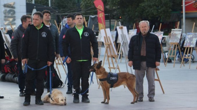 Manisa'da Depremde Kaybedilen Vatandaşlar Anıldı - RayHaber
