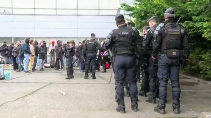 Paris Olimpiyatları Öncesi Evsizler ve Mülteciler Tahliye Edildi! - RayHaber