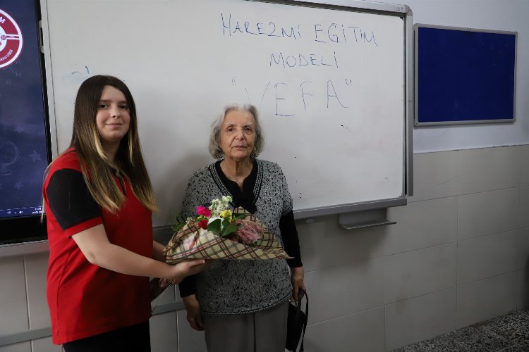 Huzurevindeki Emekli Öğretmenlerden Anlamlı Ziyaret - RayHaber
