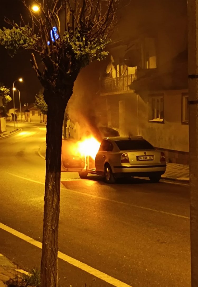 Bilecik’te Seyir Halindeki Araba Alev Alev Yandı - RayHaber
