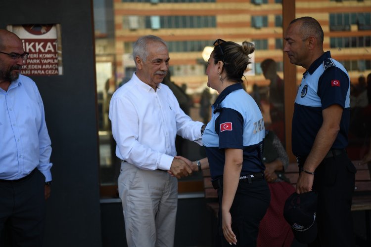 Lider Özcan, Belediye İşçisi ile Bayramlaştı - RayHaber
