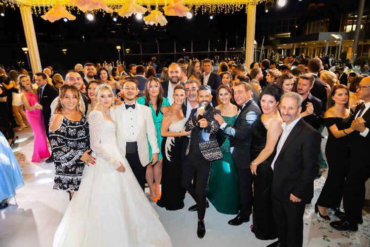 Görkemli Düğünle Dünyaevine Girdiler - RayHaber