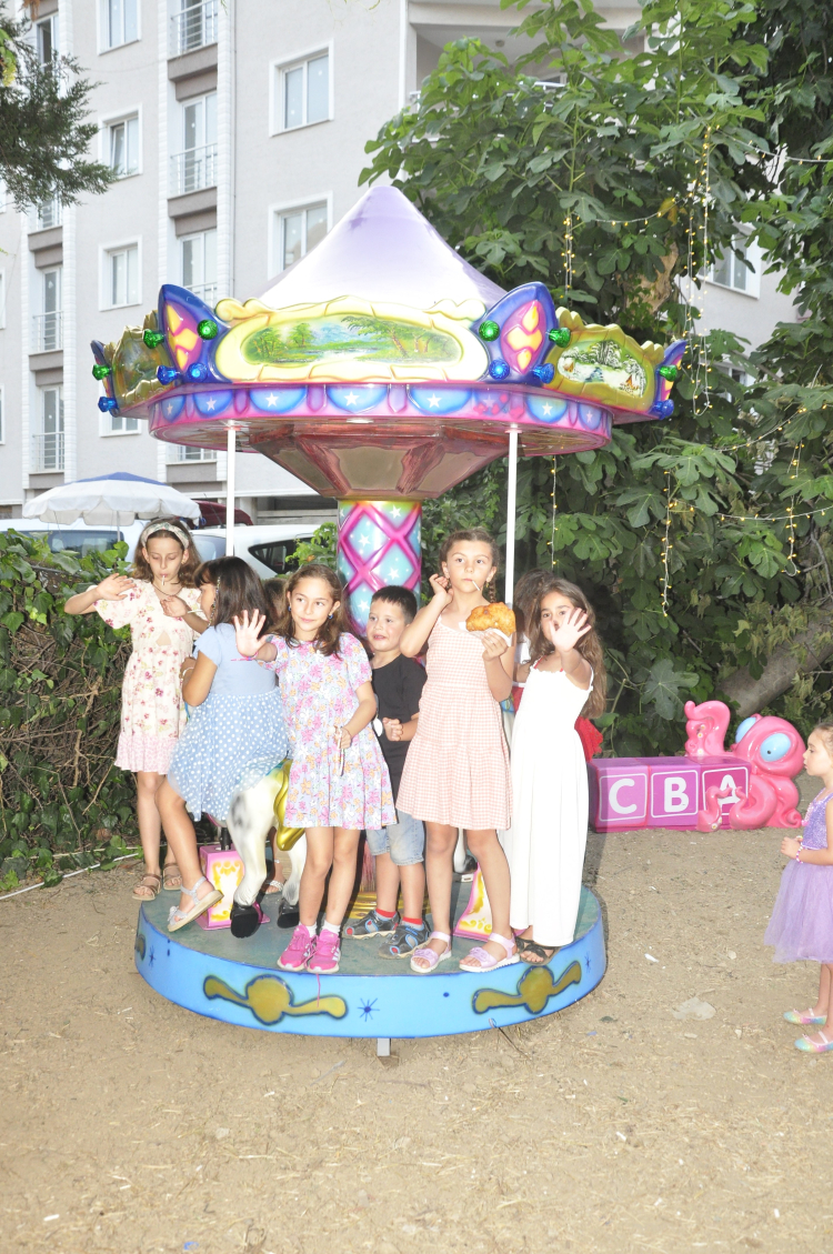 Kızı İçin Lunapark Kurdurdu - RayHaber