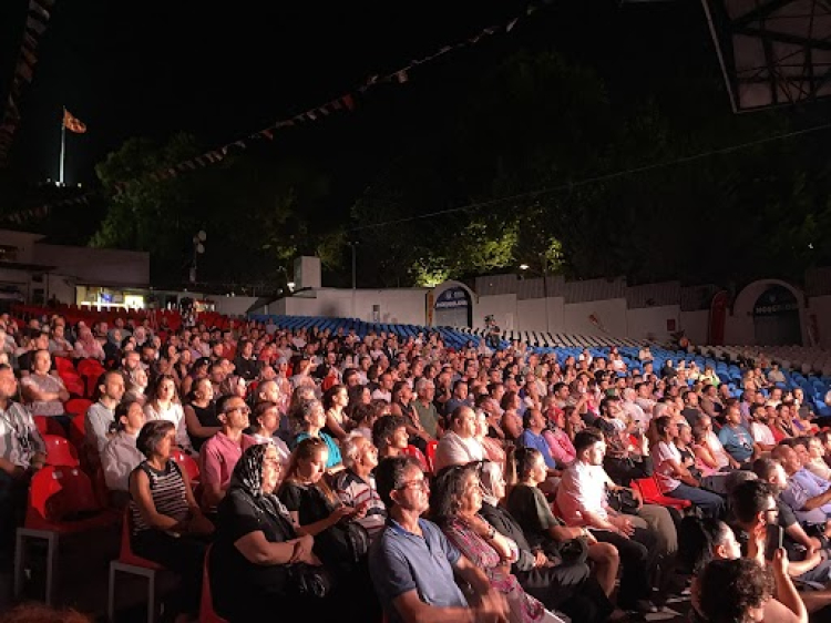 Tunuslu Sanatçı Emel Mathlouthi'den Bursa'da Harika Konser - RayHaber