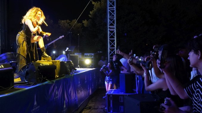 İzmir Çim Konserleri'nde Sena Şener Rüzgarı - RayHaber