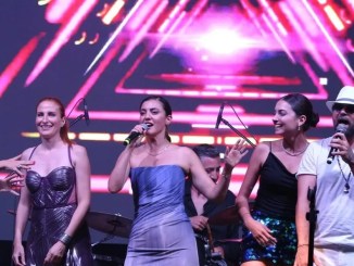 Ünlüler Çimde Konser Verdi - RayHaber