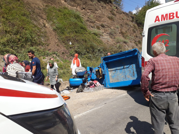 Düzce'de Tarım Aracı Devrildi: 6 Yaralı - RayHaber
