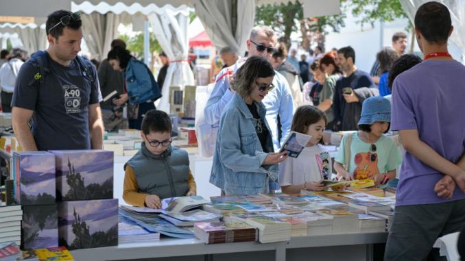 İzmir Kitap Fuarı Üçüncü Gününde de Coşkuyla Devam Etti - RayHaber