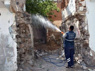 Sur'da Metruk Binalarda Haşere İlaçlaması - RayHaber