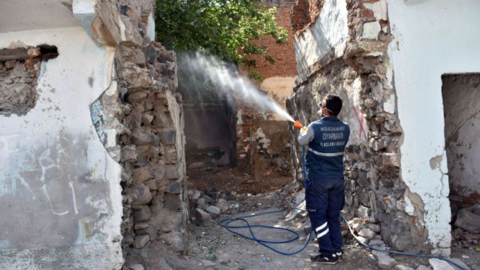 Sur'da Metruk Binalarda Haşere İlaçlaması - RayHaber