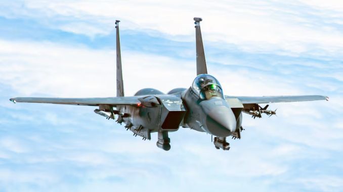 ABD F-15E Jetinden Tekerlek Arızasına Rağmen Usta İniş - RayHaber