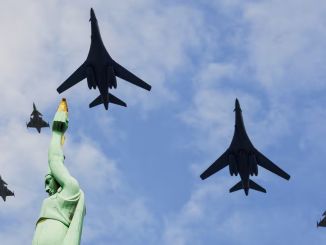 B-1 Bombardıman Uçakları Letonya Semalarında - RayHaber