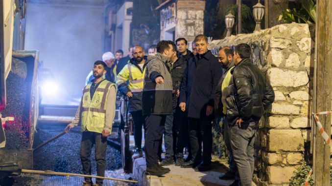 Başkan Tugay, Altyapı ve Ulaşım Projelerini Gece Yerinde İnceledi - RayHaber