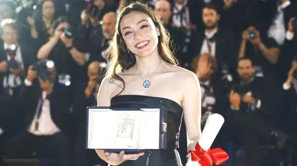 Merve Dizdar: 100 m² Evde, Asansörsüz Yaşıyorum - RayHaber